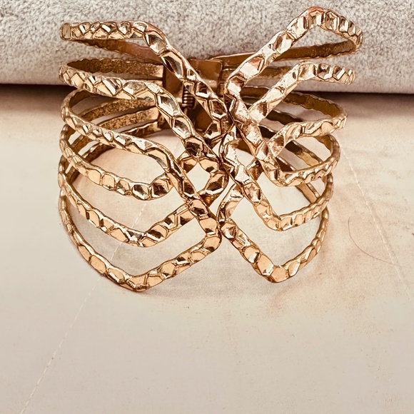 2/$20 Gold Tone Wide Bangle Bracelet w/Textured Design & Hinge Vintage - Picture 10 of 11